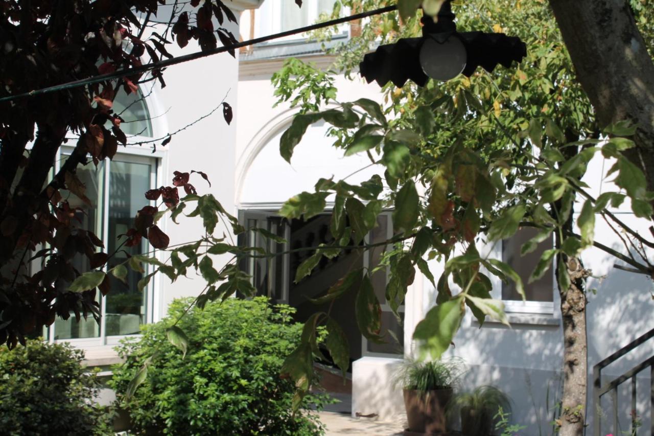 Hotel Jardin Le Pasteur Chalons en Champagne Exterior photo